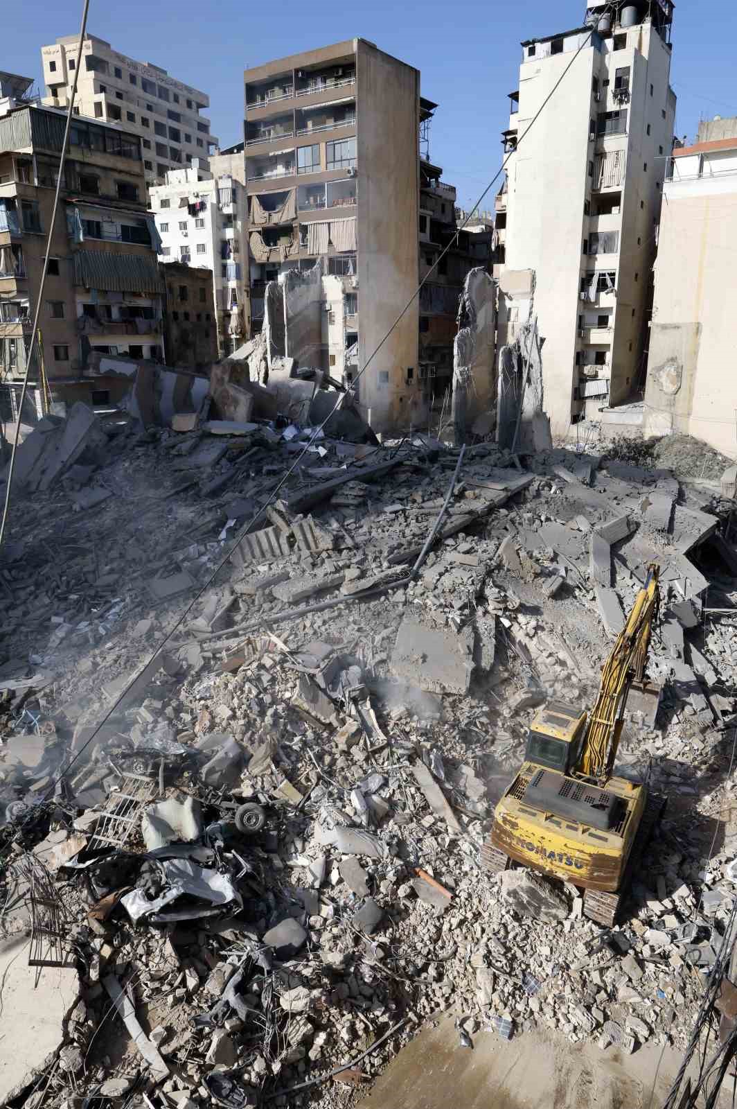 İsrail, Lübnan’da 15 katlı binayı yerle bir etti
