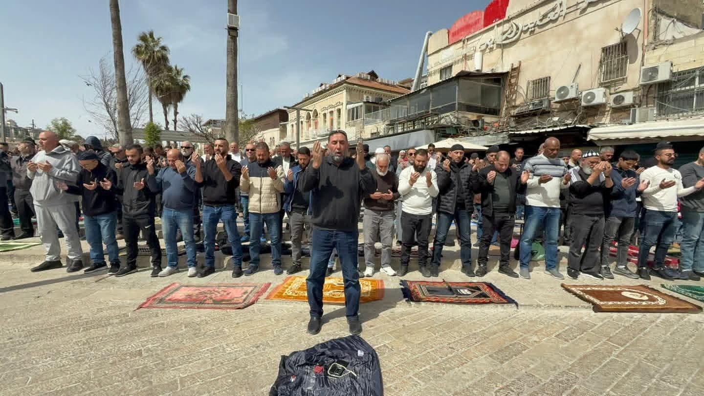 İsrail, Mescid-i Aksa’yı Ramazan’ın son cumasında kapattı, Kudüslüler sokaklarda cuma namazını kıldı
