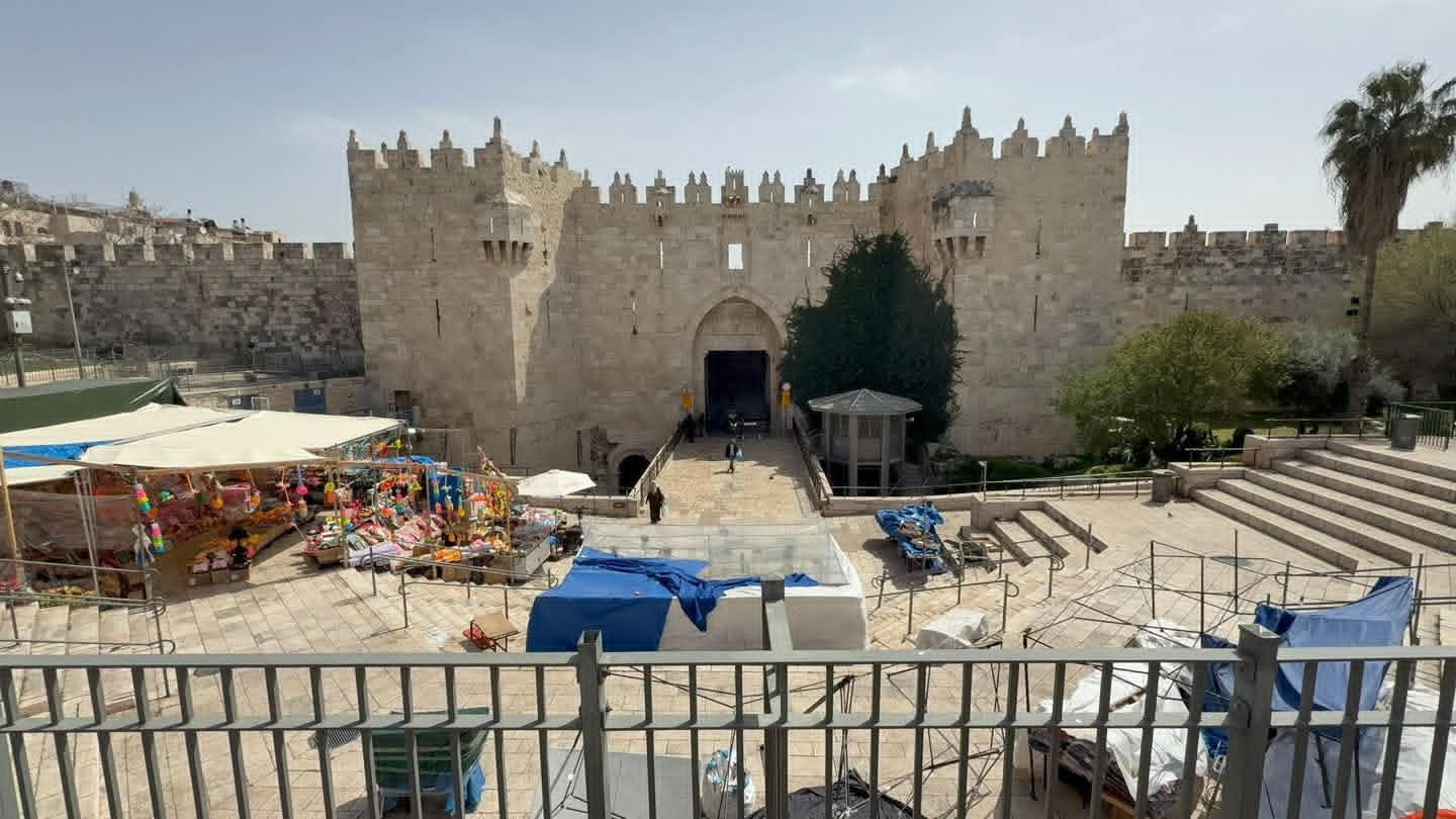 İsrail, Mescid-i Aksa’yı Ramazan’ın son cumasında kapattı, Kudüslüler sokaklarda cuma namazını kıldı
