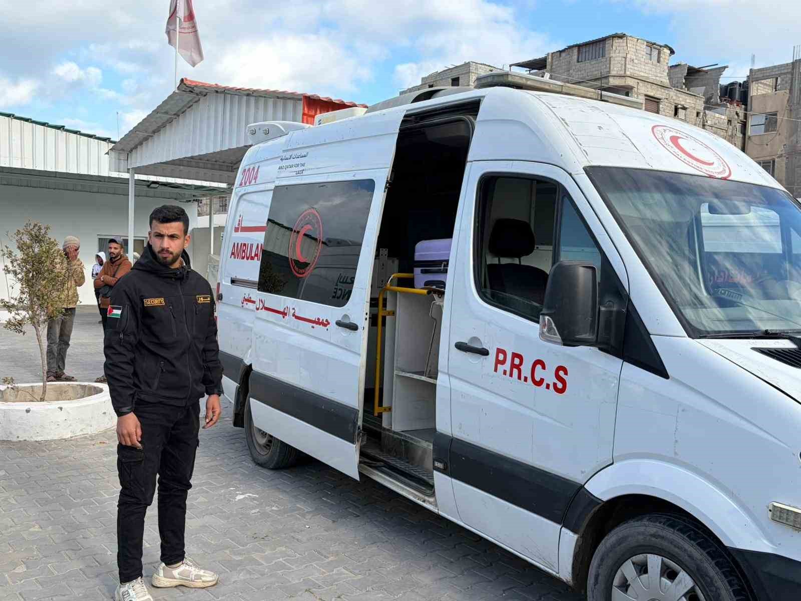 İsrail Refah sınır Kapısı’nda geçişi durdurdu, hastalar ambulanslarda mahsur kaldı
