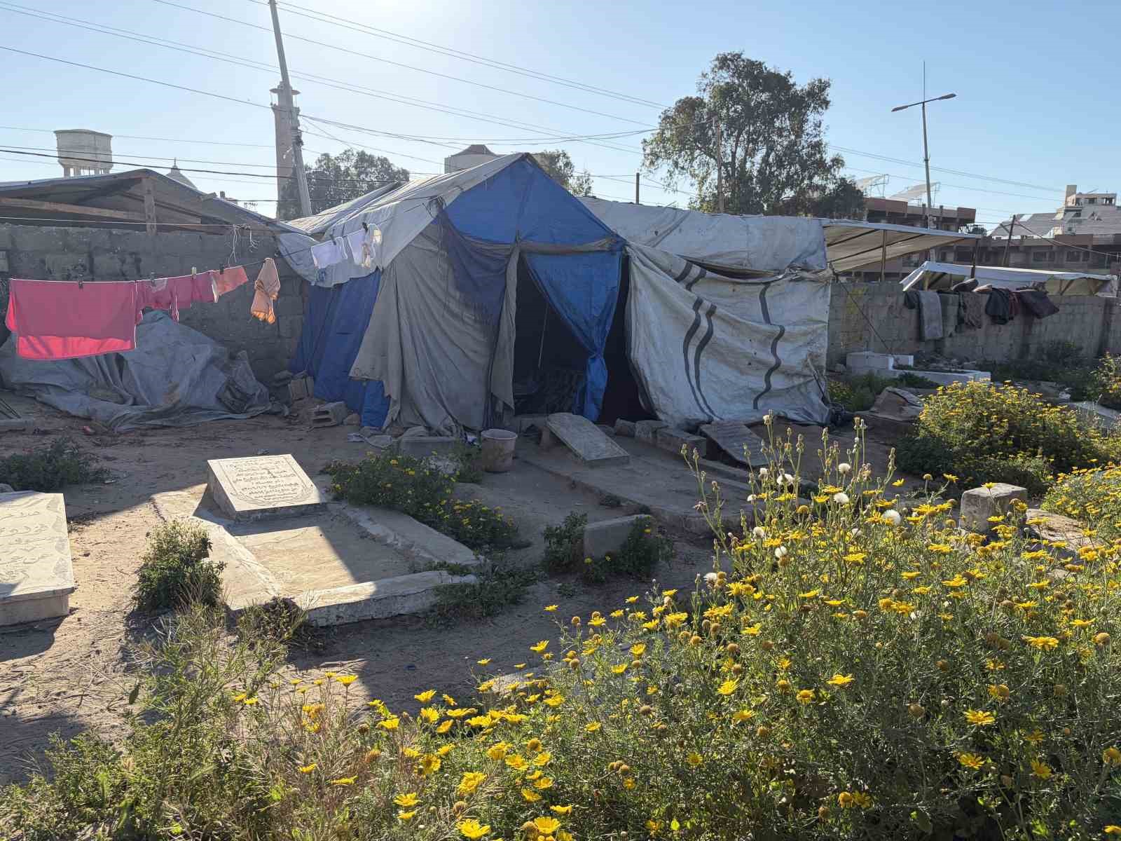 İsrail saldırılarında evini kaybeden Gazzeli Halid ez-Zaanin, ailesiyle mezarlıkta yaşıyor

