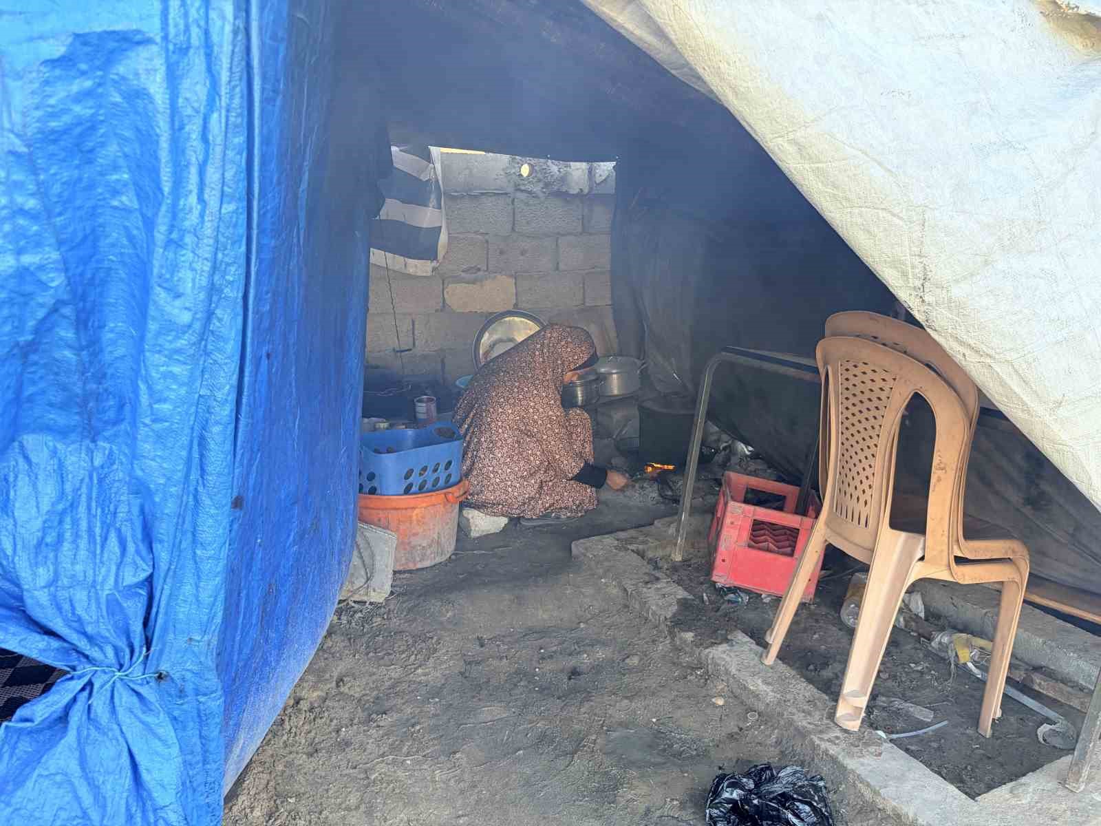 İsrail saldırılarında evini kaybeden Gazzeli Halid ez-Zaanin, ailesiyle mezarlıkta yaşıyor
