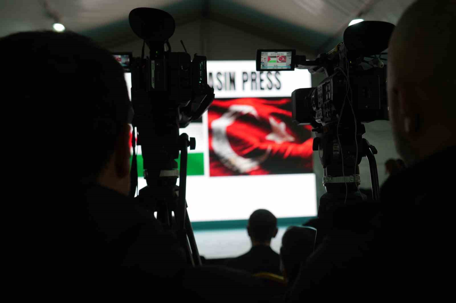 İsrail’in saldırısında bacağını kaybeden Gazzeli gazeteci meslektaşlarına seslendi
