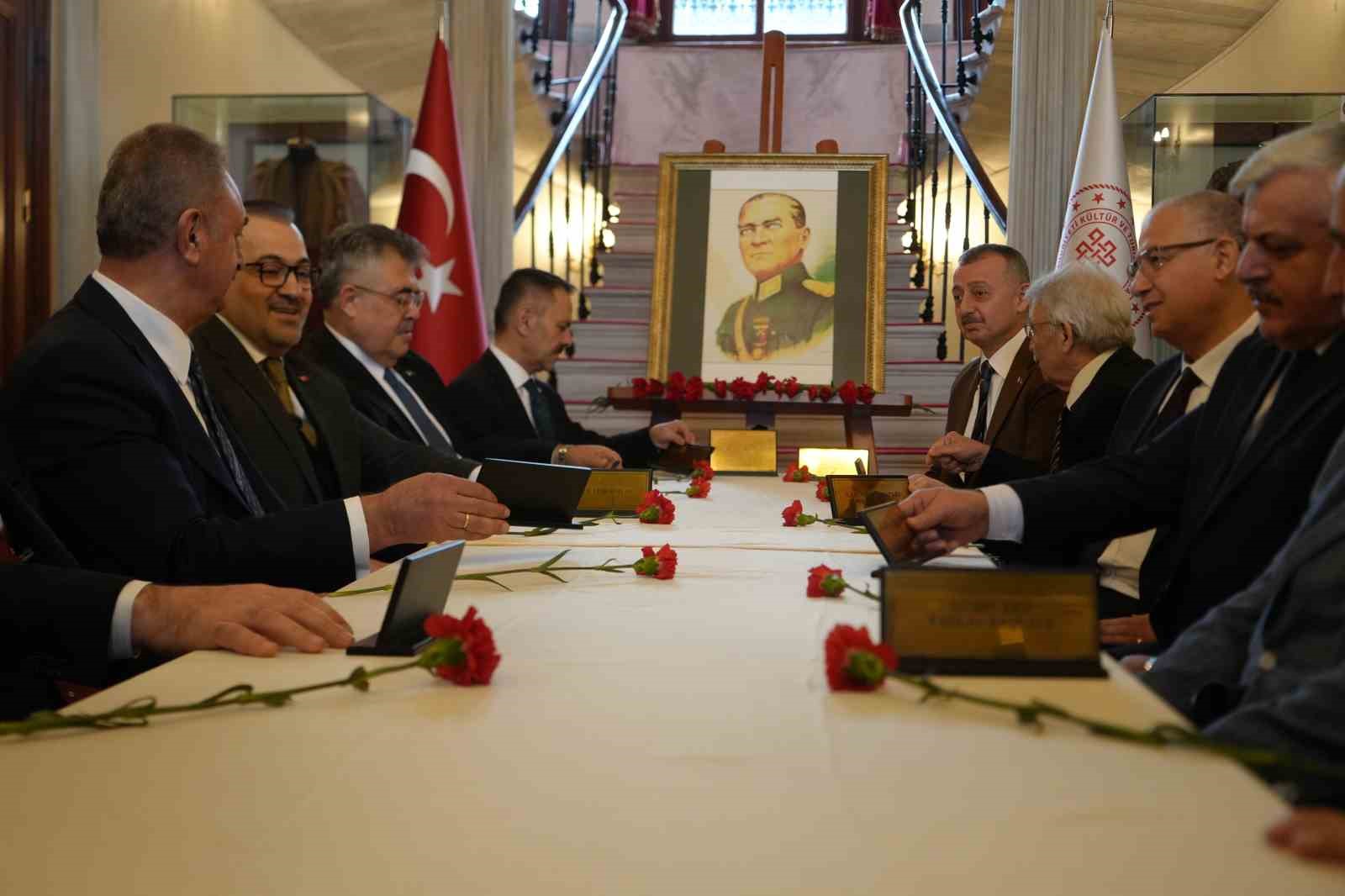 İsrail’in saldırısında bacağını kaybeden Gazzeli gazeteci meslektaşlarına seslendi
