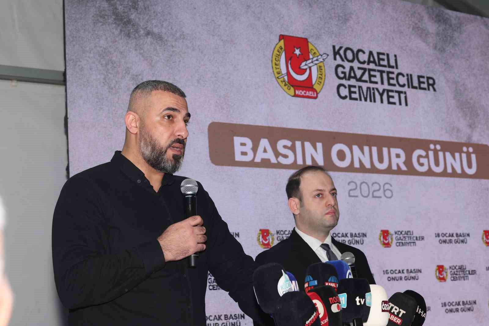 İsrail’in saldırısında bacağını kaybeden Gazzeli gazeteci meslektaşlarına seslendi
