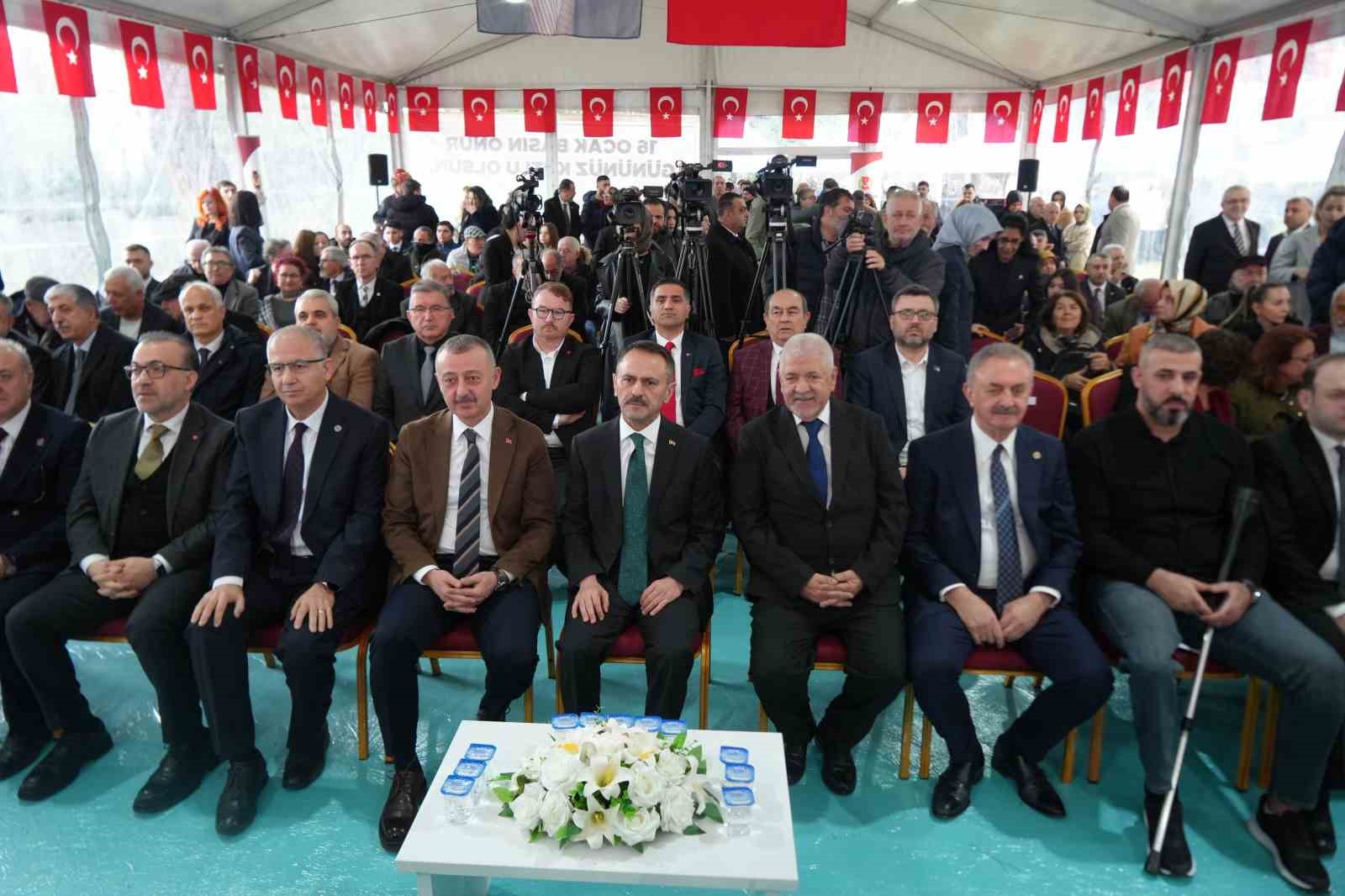 İsrail’in saldırısında bacağını kaybeden Gazzeli gazeteci meslektaşlarına seslendi
