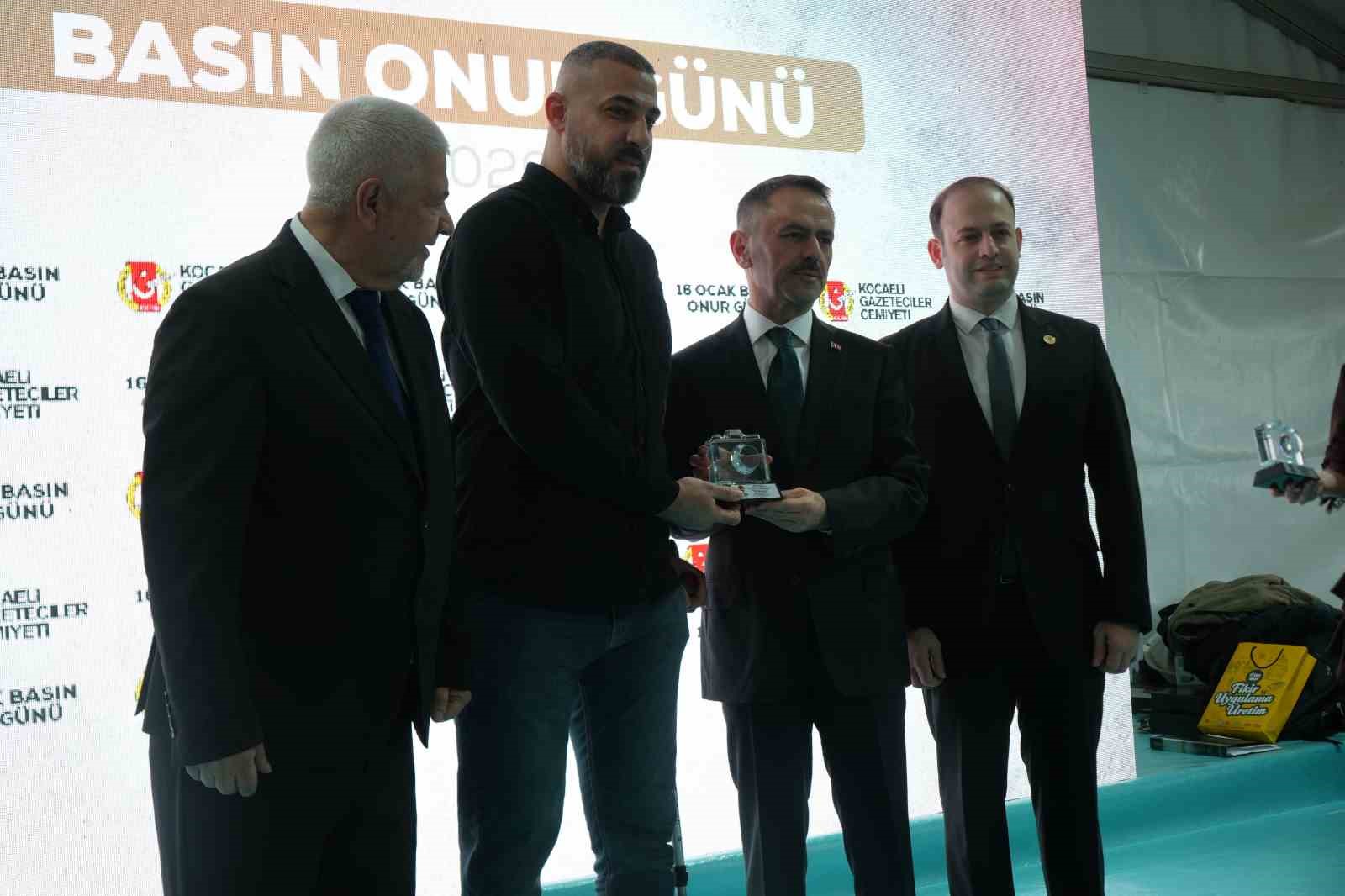 İsrail’in saldırısında bacağını kaybeden Gazzeli gazeteci meslektaşlarına seslendi
