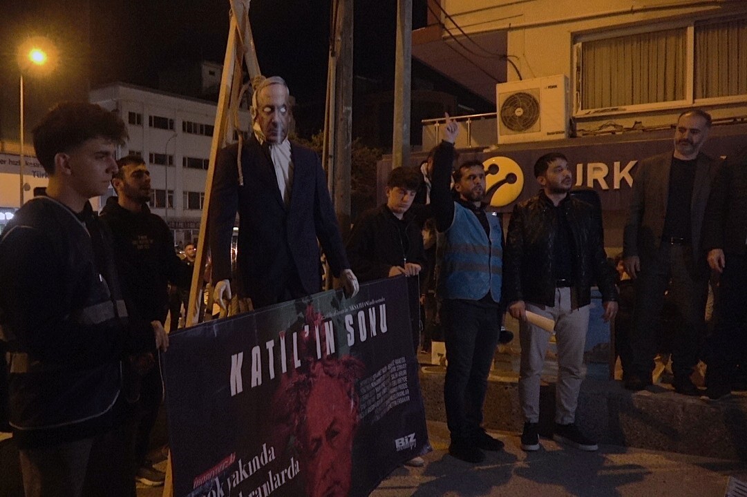 İsrail’in zulmünü protesto etmek için Netanyahu’yu "idam" ettiler
