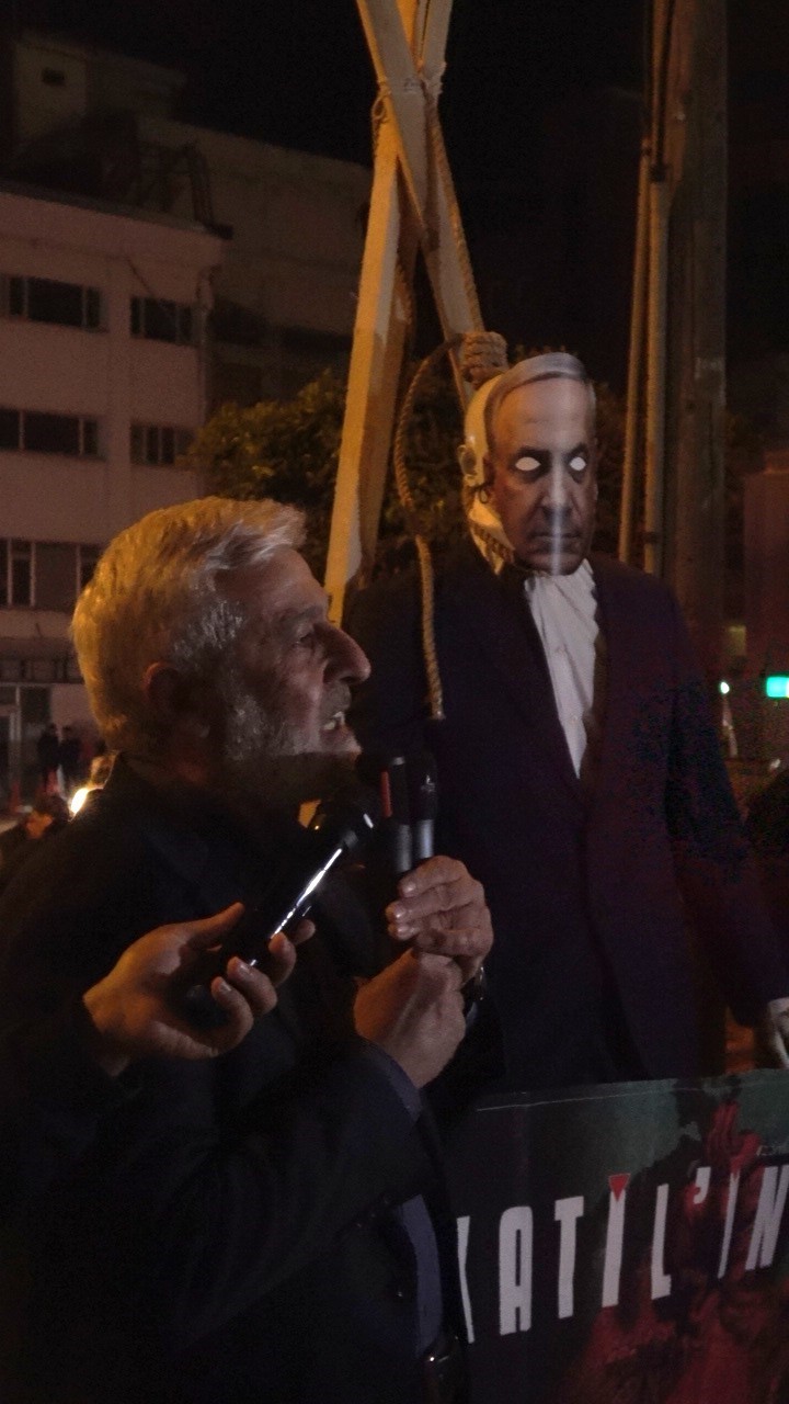 İsrail’in zulmünü protesto etmek için Netanyahu’yu "idam" ettiler
