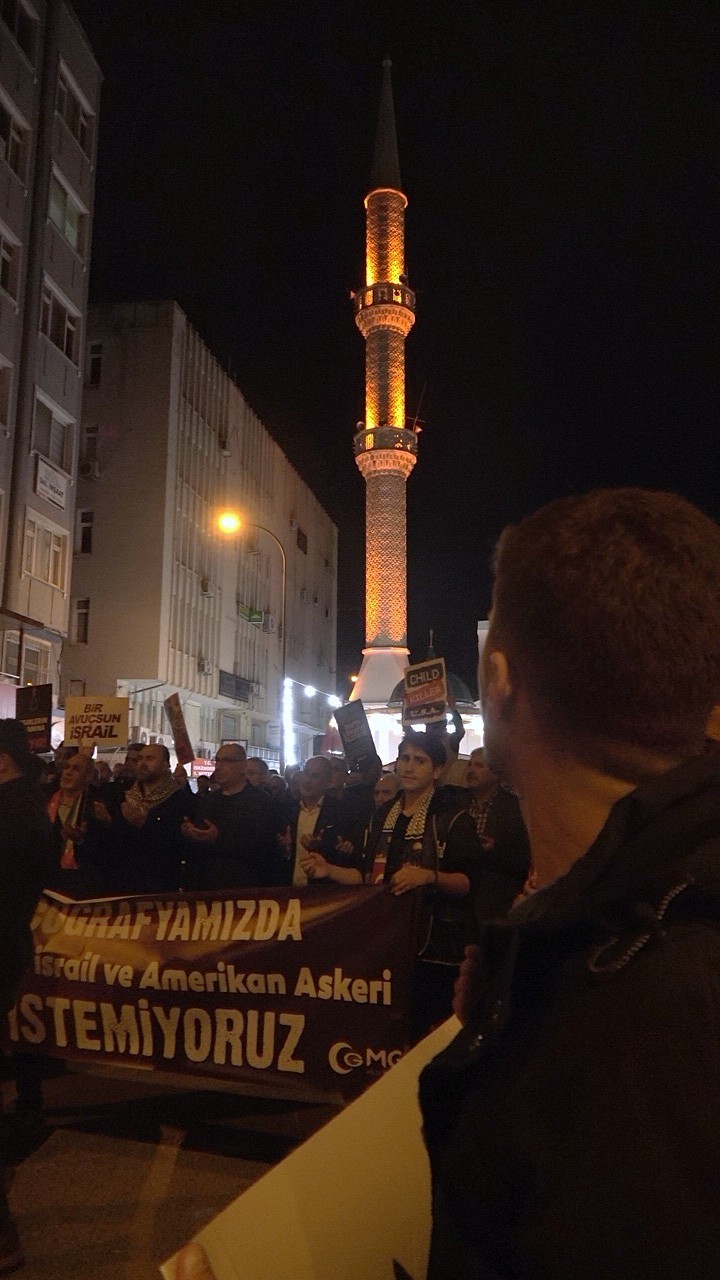 İsrail’in zulmünü protesto etmek için Netanyahu’yu "idam" ettiler

