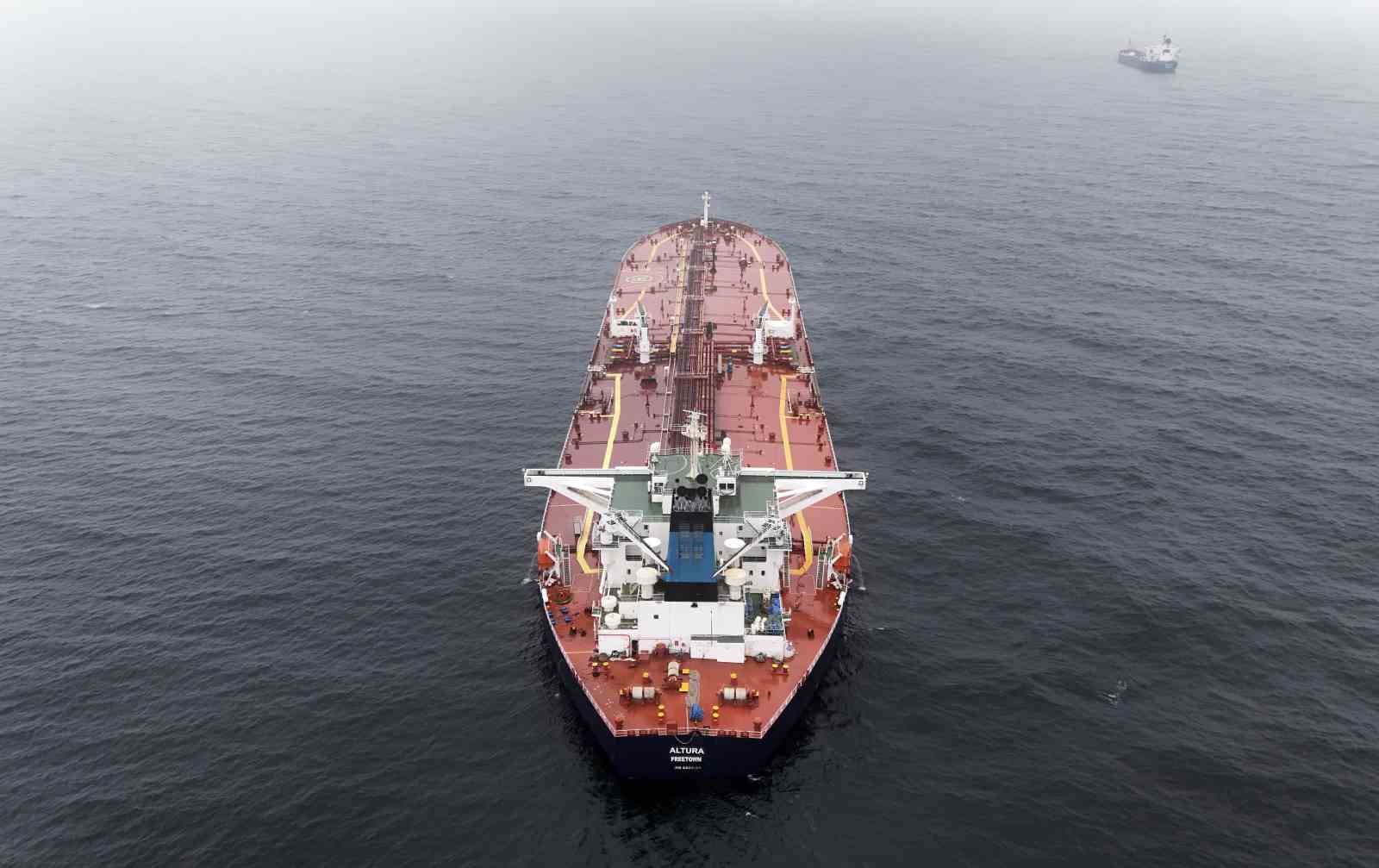 İstanbul Boğazı’na yaklaşırken vurulan tanker havadan görüntülendi
