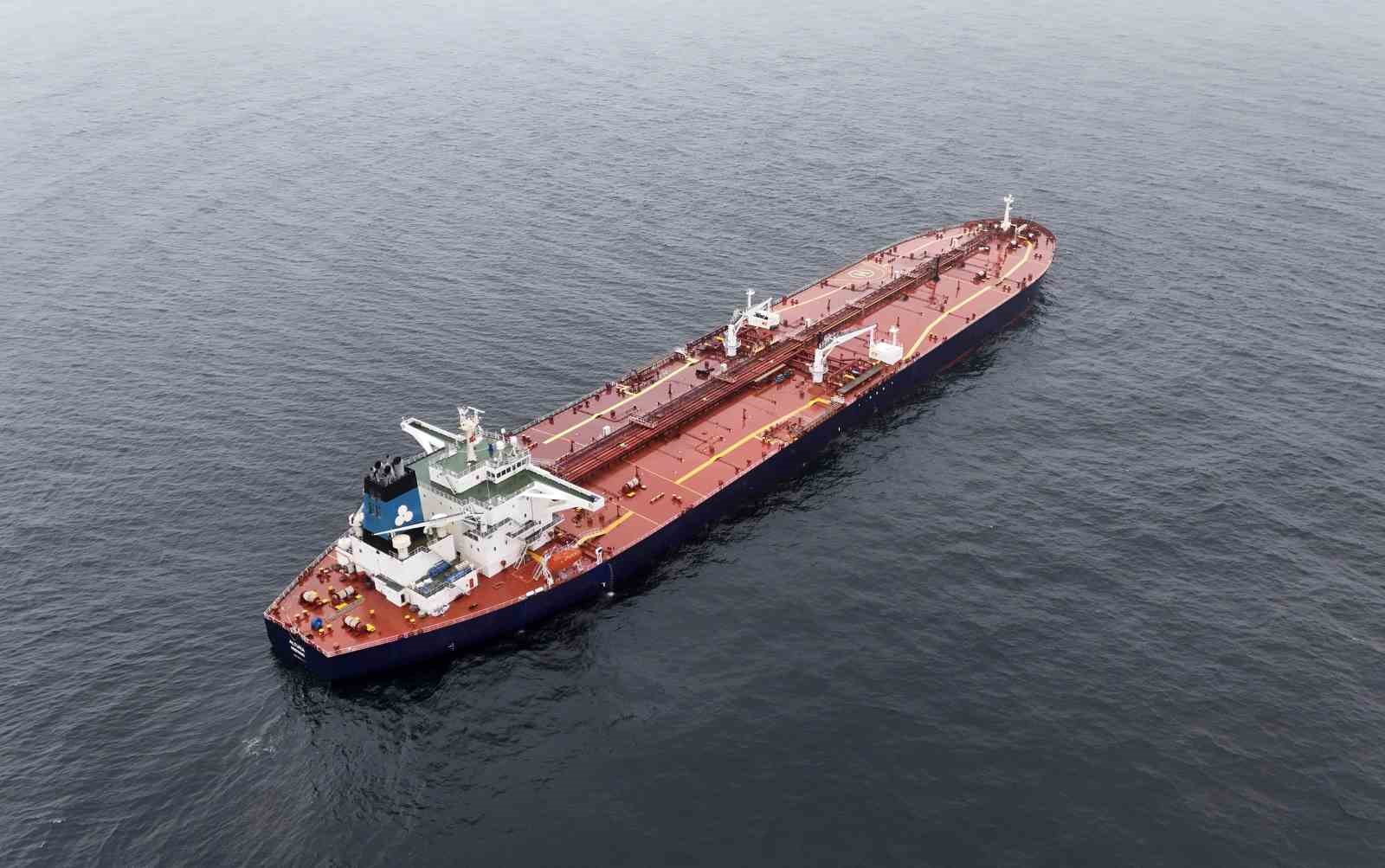 İstanbul Boğazı’na yaklaşırken vurulan tanker havadan görüntülendi
