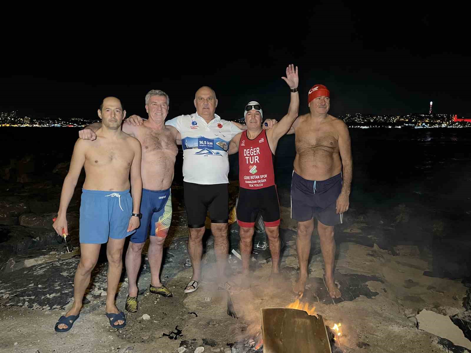 İstanbul Boğazı’nda buz gibi suda yüzerek 2026’yı karşıladılar
