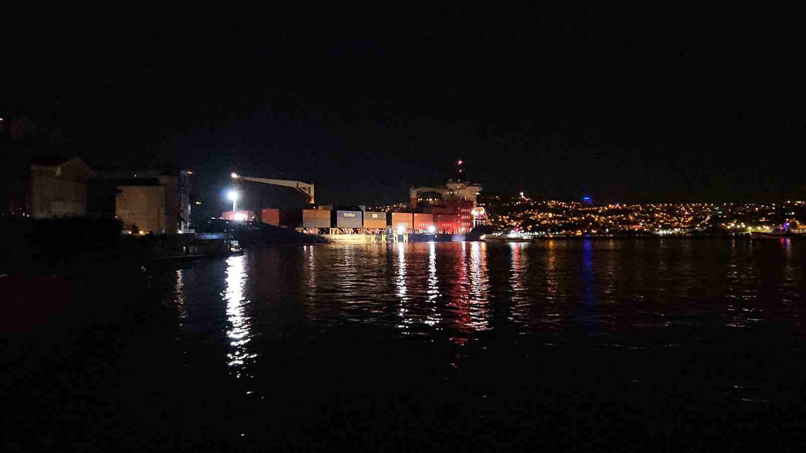 İstanbul Boğazı’nda gemi yalıya metreler kala karaya oturdu, geçişler geçici olarak durduruldu
