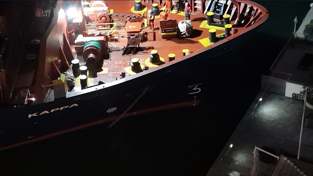 İstanbul Boğazı’nda gemi yalıya metreler kala karaya oturdu, geçişler geçici olarak durduruldu
