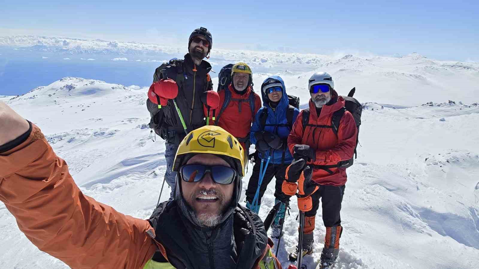 İstanbul Doğa Sporları Kulübü’nden Süphan Dağı’na kış tırmanışı
