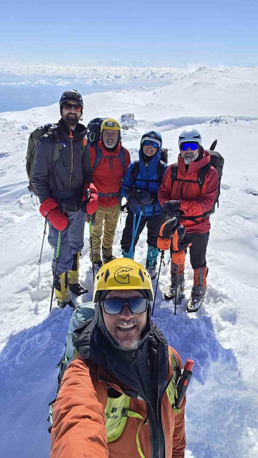 İstanbul Doğa Sporları Kulübü’nden Süphan Dağı’na kış tırmanışı
