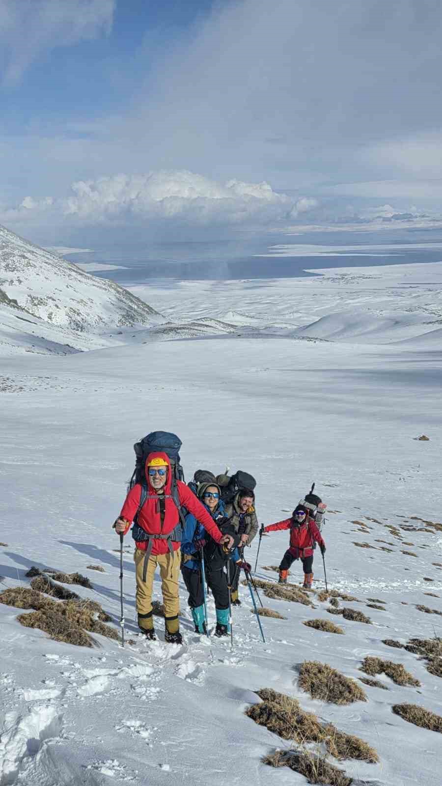 İstanbul Doğa Sporları Kulübü’nden Süphan Dağı’na kış tırmanışı
