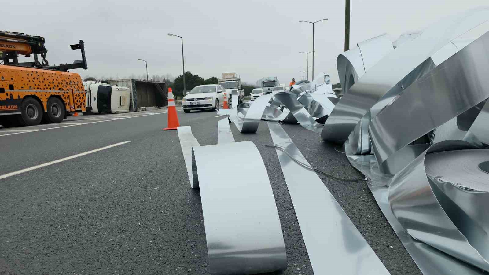 İstanbul-Edirne otoyolu’nda kaza: Rulo saclar yola savruldu
