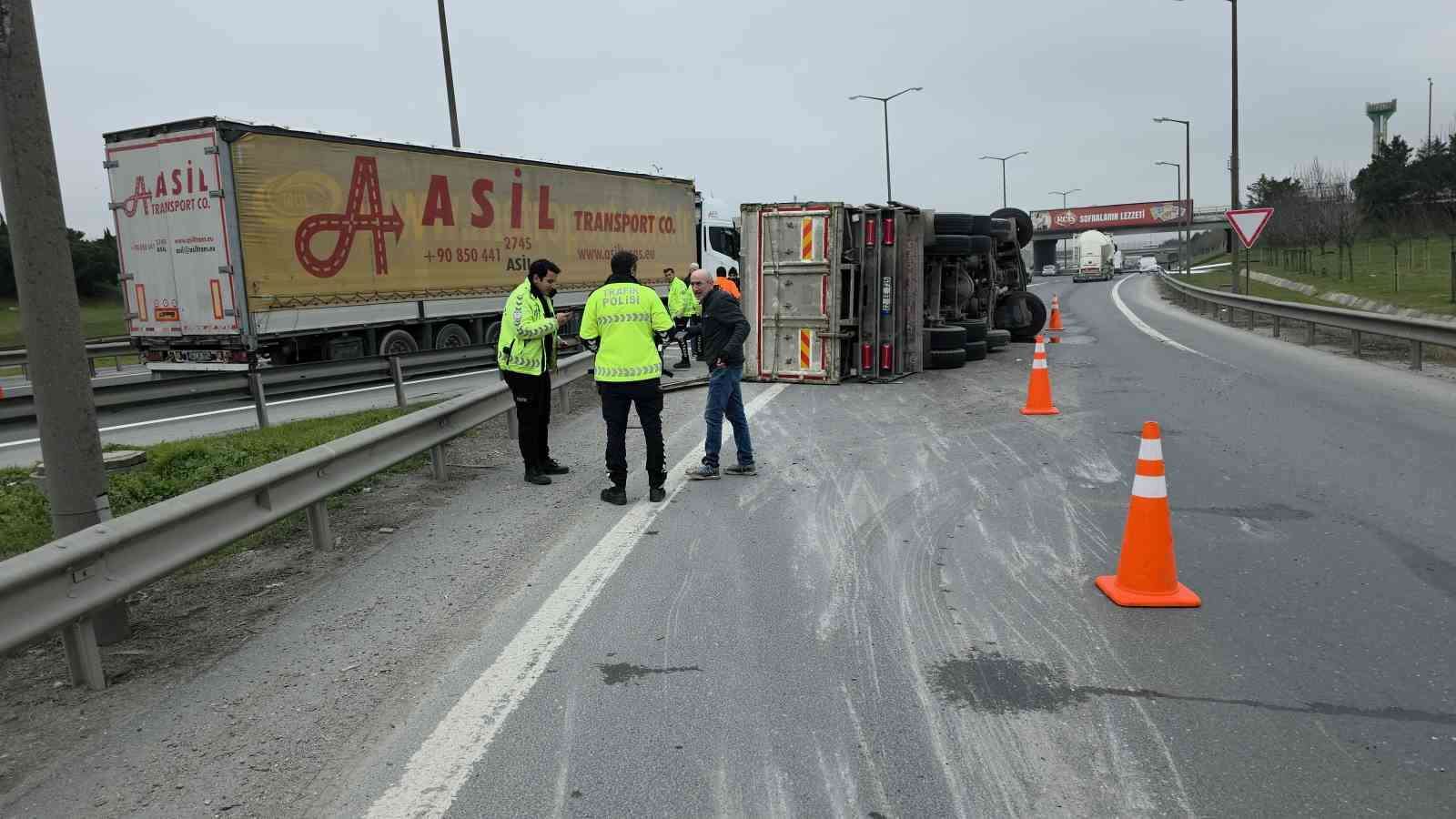 İstanbul-Edirne otoyolu’nda kaza: Rulo saclar yola savruldu
