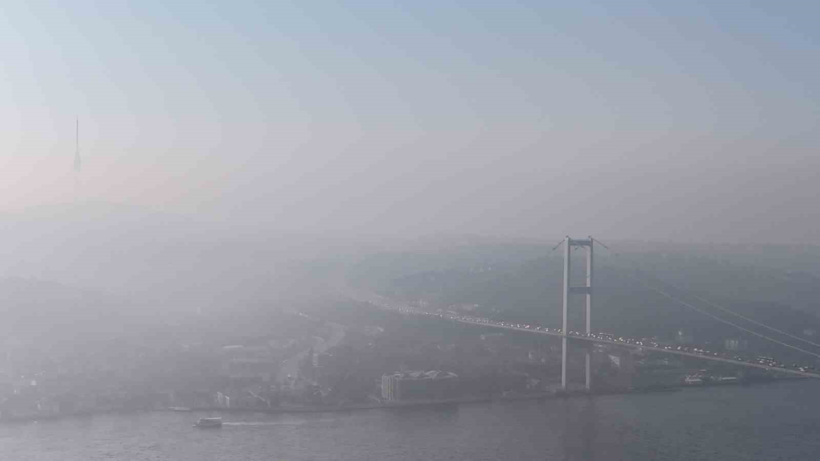 İstanbul güne sisle uyandı: Edirnekapı’da sis bulutları arasında dalgalanan Türk Bayrağı görsel şölen sundu
