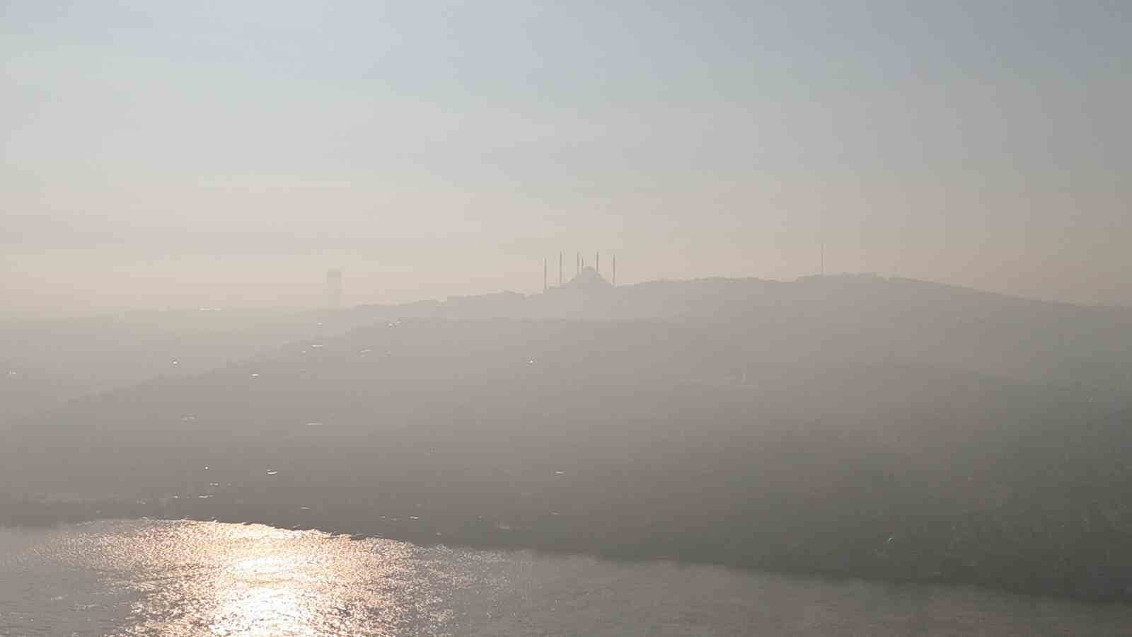 İstanbul güne sisle uyandı: Edirnekapı’da sis bulutları arasında dalgalanan Türk Bayrağı görsel şölen sundu
