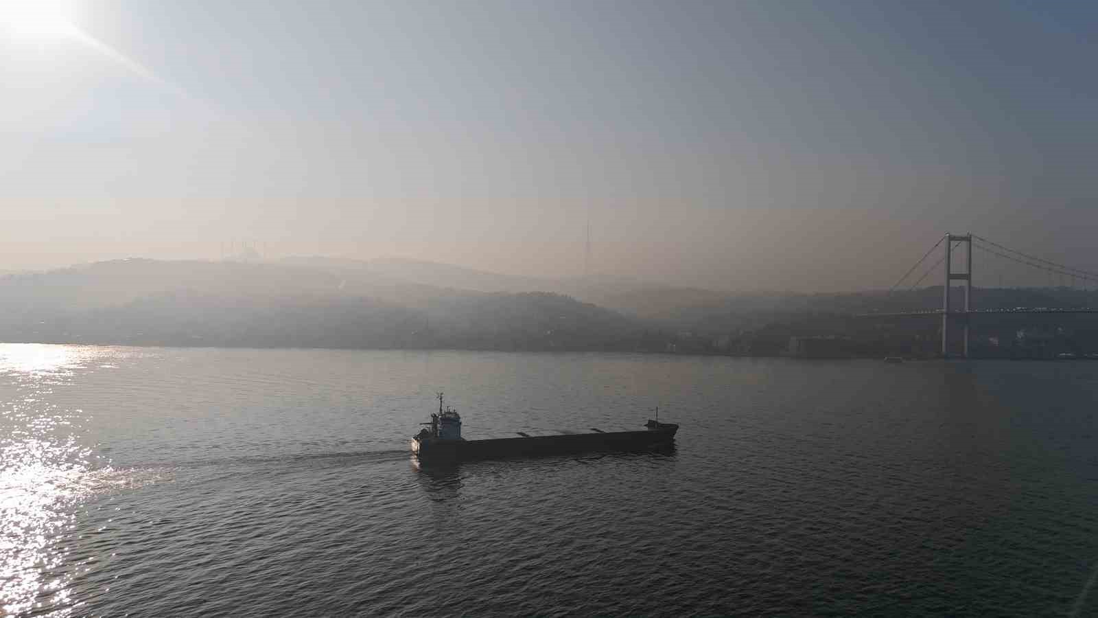 İstanbul güne sisle uyandı: Edirnekapı’da sis bulutları arasında dalgalanan Türk Bayrağı görsel şölen sundu
