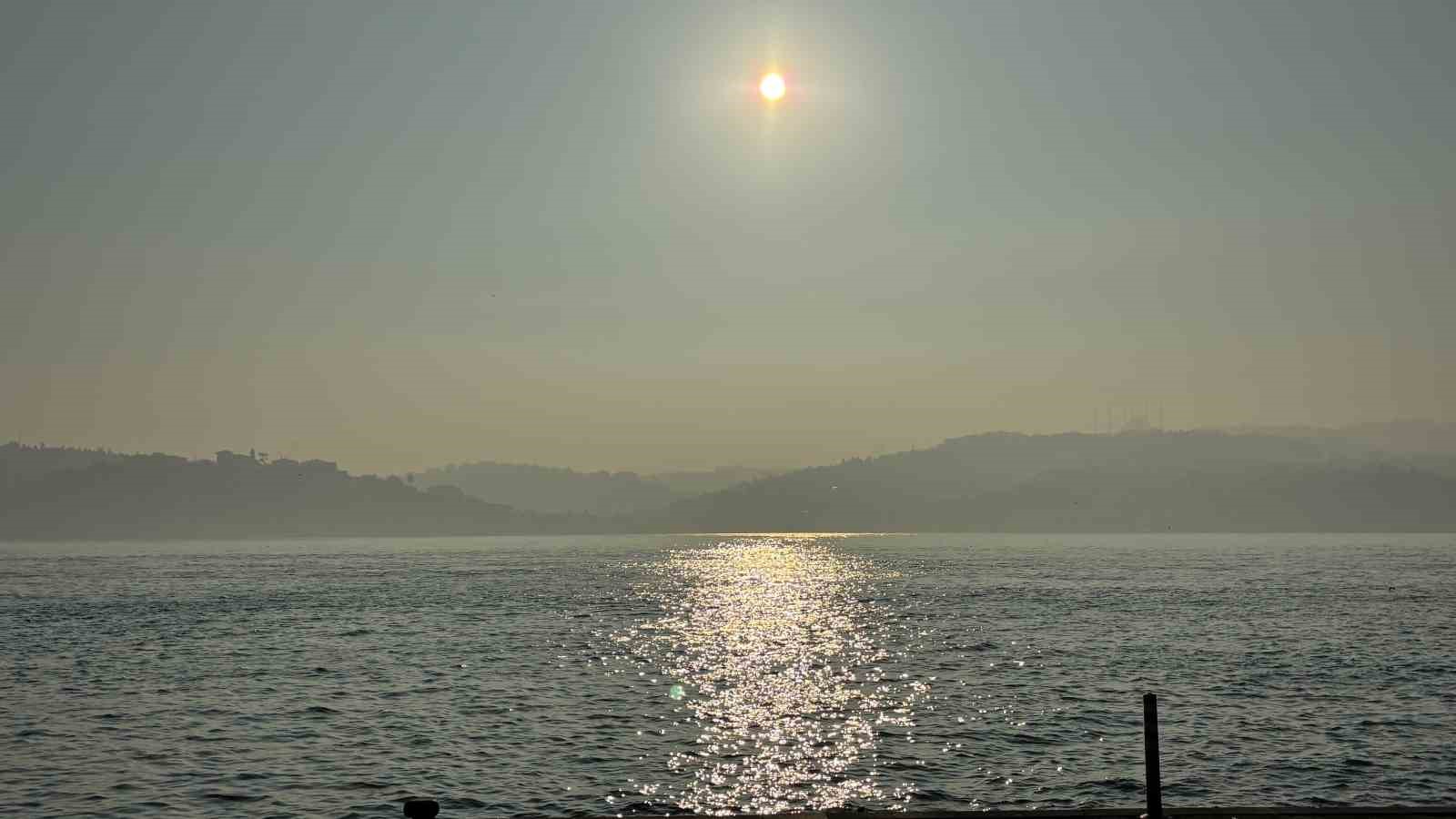 İstanbul güne sisle uyandı: Edirnekapı’da sis bulutları arasında dalgalanan Türk Bayrağı görsel şölen sundu
