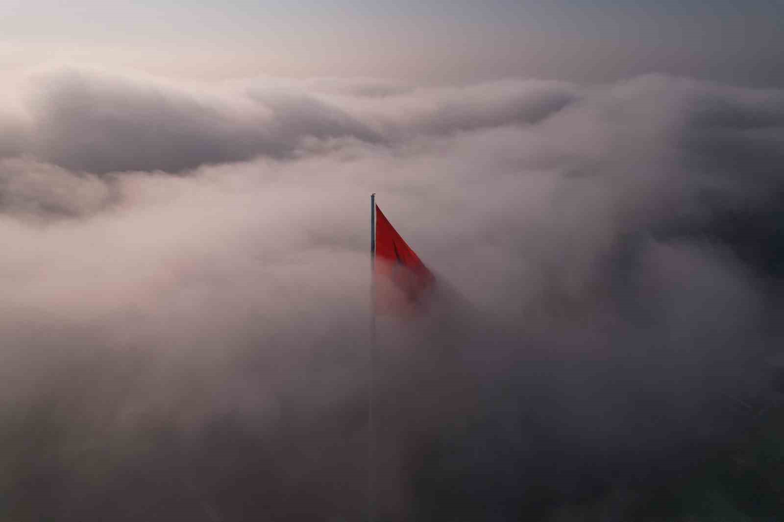 İstanbul güne sisle uyandı: Edirnekapı’da sis bulutları arasında dalgalanan Türk Bayrağı görsel şölen sundu
