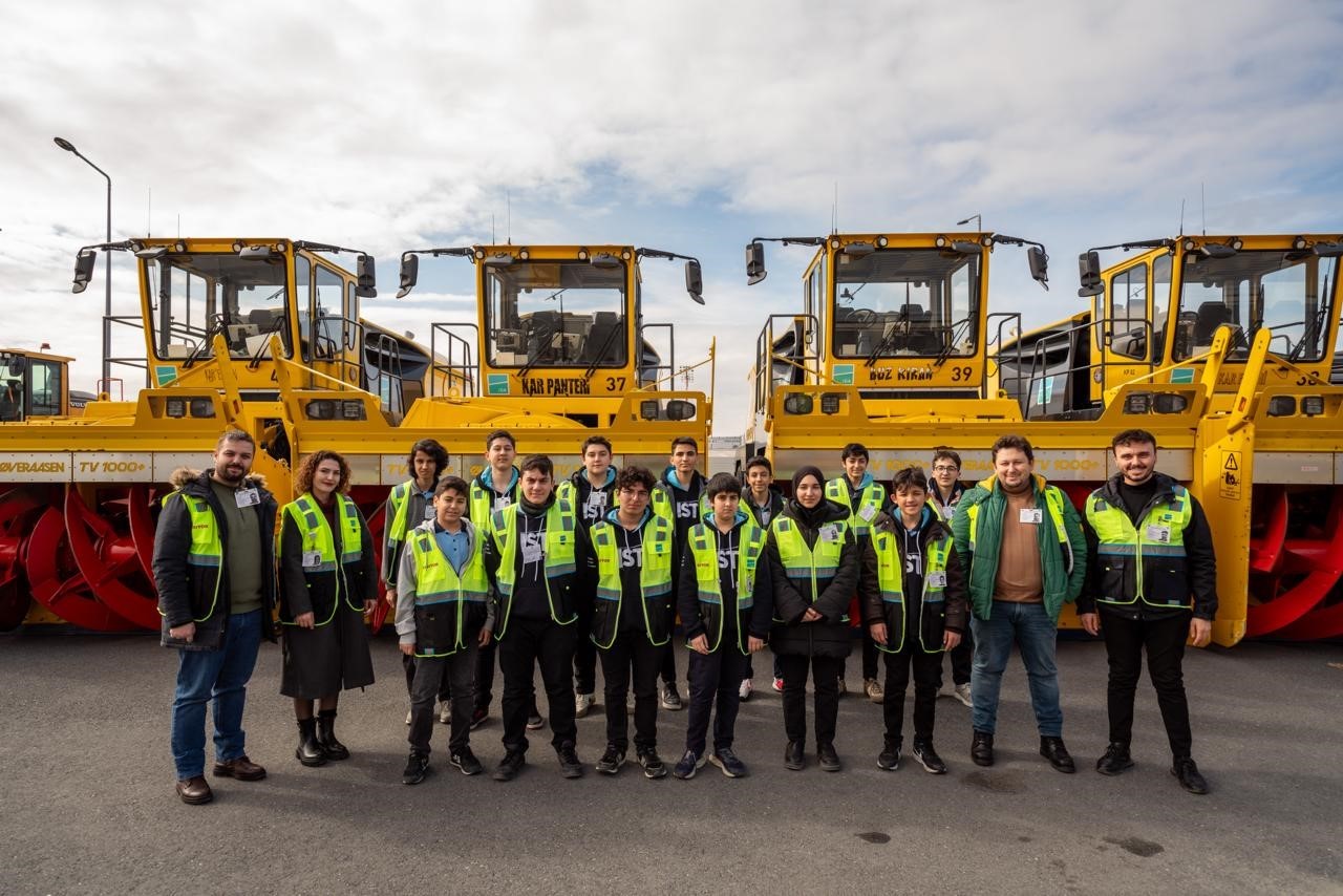 İstanbul Havalimanı’nda pistteki kar miktarı ‘anlık’ takip ediliyor
İstanbul Havalimanı’nda pistteki kar miktarı ‘anlık’ takip ediliyor