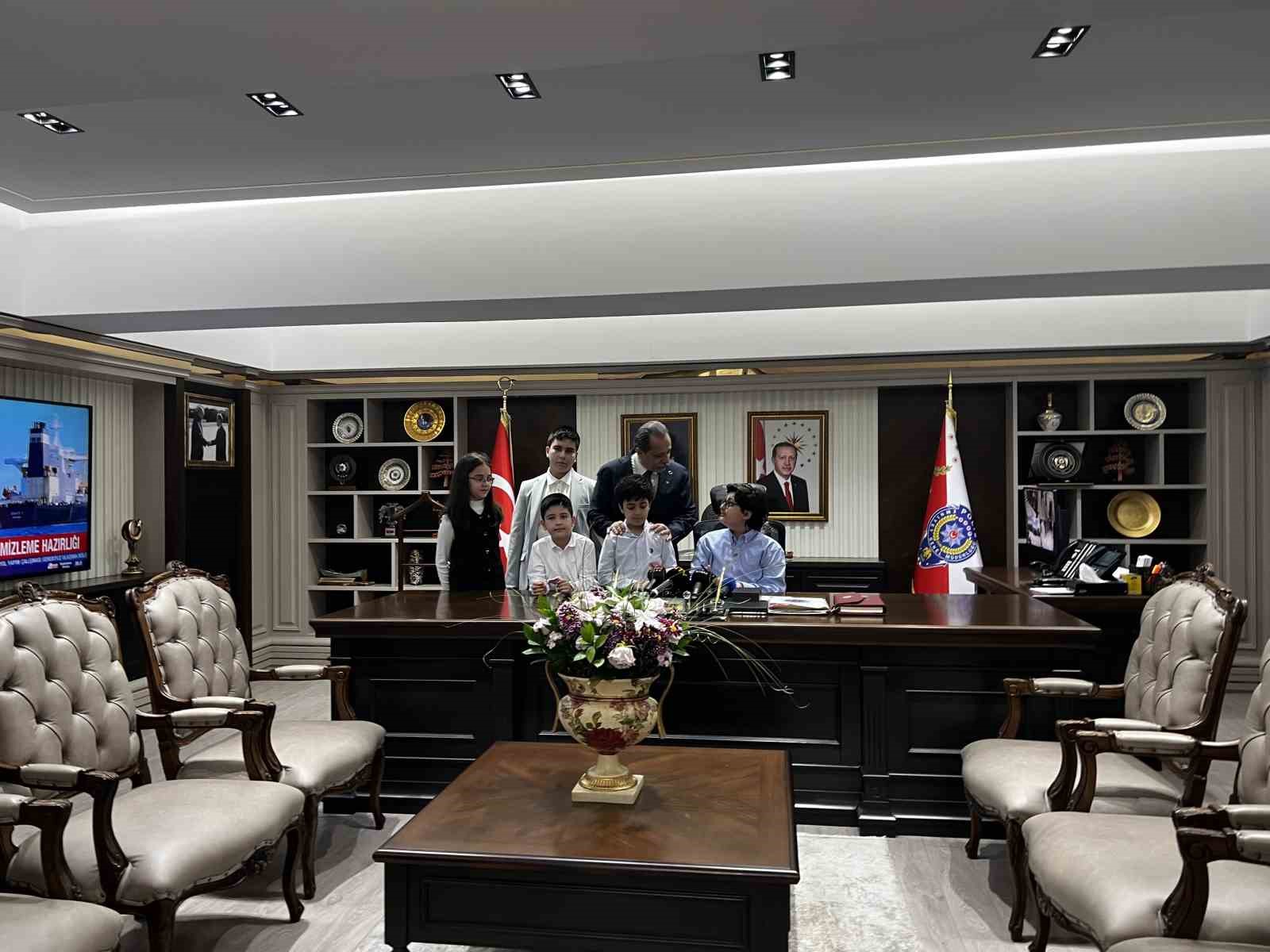 İstanbul İl Emniyet Müdürü Yıldız, koltuğunu şehit çocuğuna devretti
