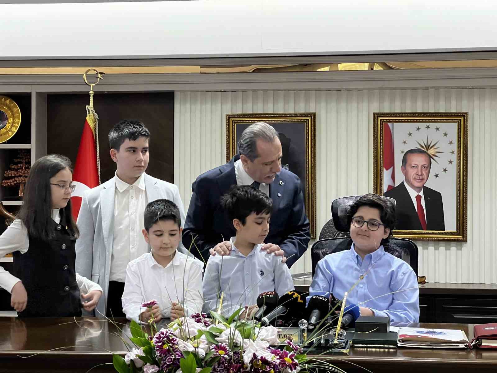 İstanbul İl Emniyet Müdürü Yıldız, koltuğunu şehit çocuğuna devretti
