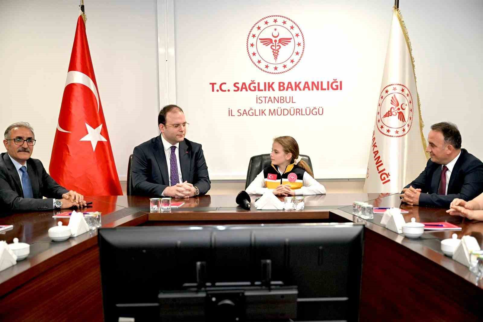 İstanbul İl Sağlık Müdürü Doç. Dr. Abdullah Emre Güner çocukları makamında ağırladı
