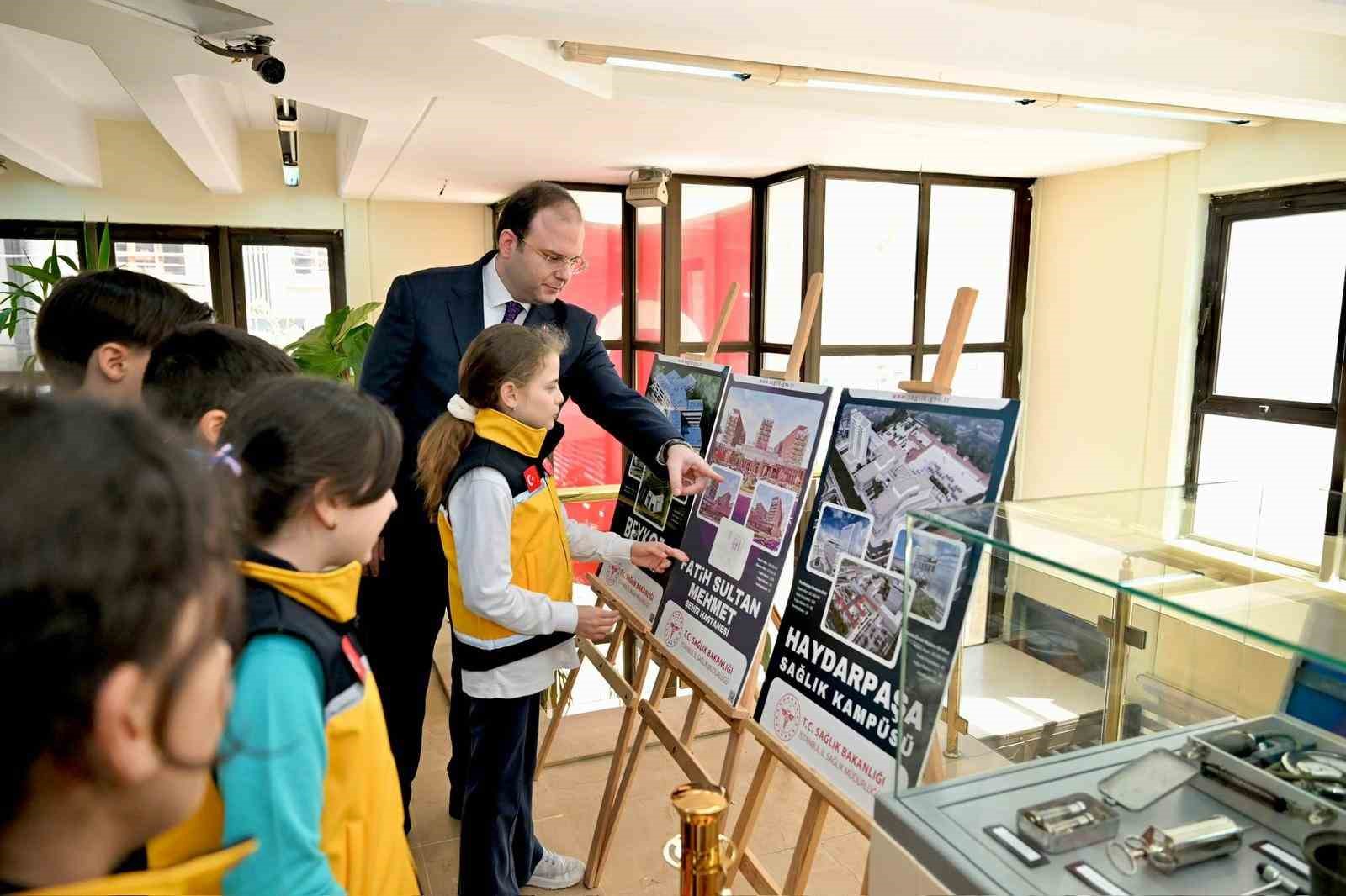 İstanbul İl Sağlık Müdürü Doç. Dr. Abdullah Emre Güner çocukları makamında ağırladı
