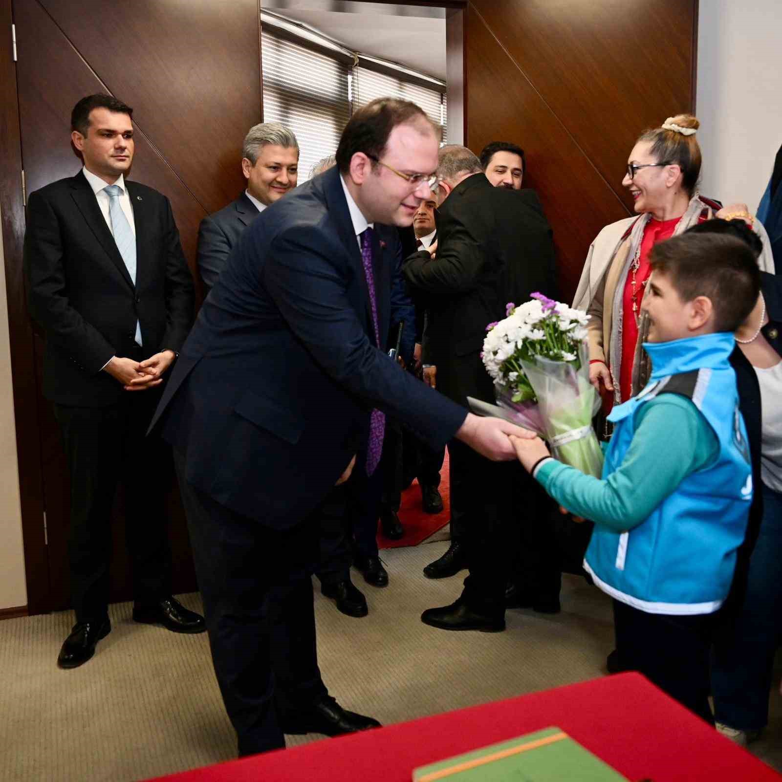 İstanbul İl Sağlık Müdürü Doç. Dr. Abdullah Emre Güner çocukları makamında ağırladı
