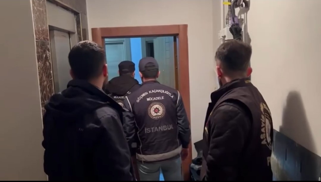 İstanbul merkezli 6 ilde göçmen kaçakçılığı operasyonu: 51 gözaltı
İstanbul merkezli 6 ilde göçmen kaçakçılığı operasyonu: 51 gözaltı