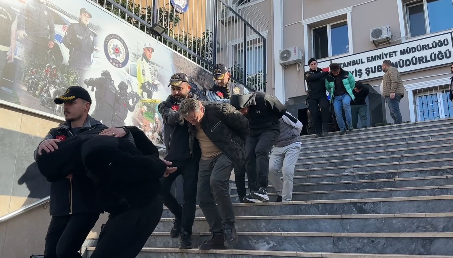 İstanbul merkezli 7 ilde düzenlenen yeni nesil suç örgütlerine yönelik operasyonda gözaltına alınan 42 şüpheli adliyeye sevk edildi
