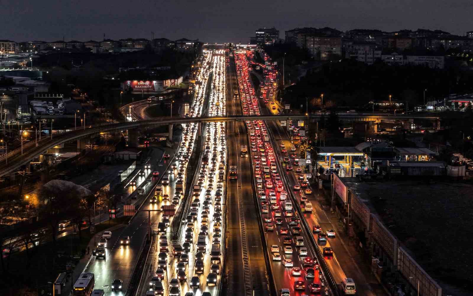 İstanbul trafiği ’ara tatil’ dinlemedi
İstanbul trafiği ’ara tatil’ dinlemedi