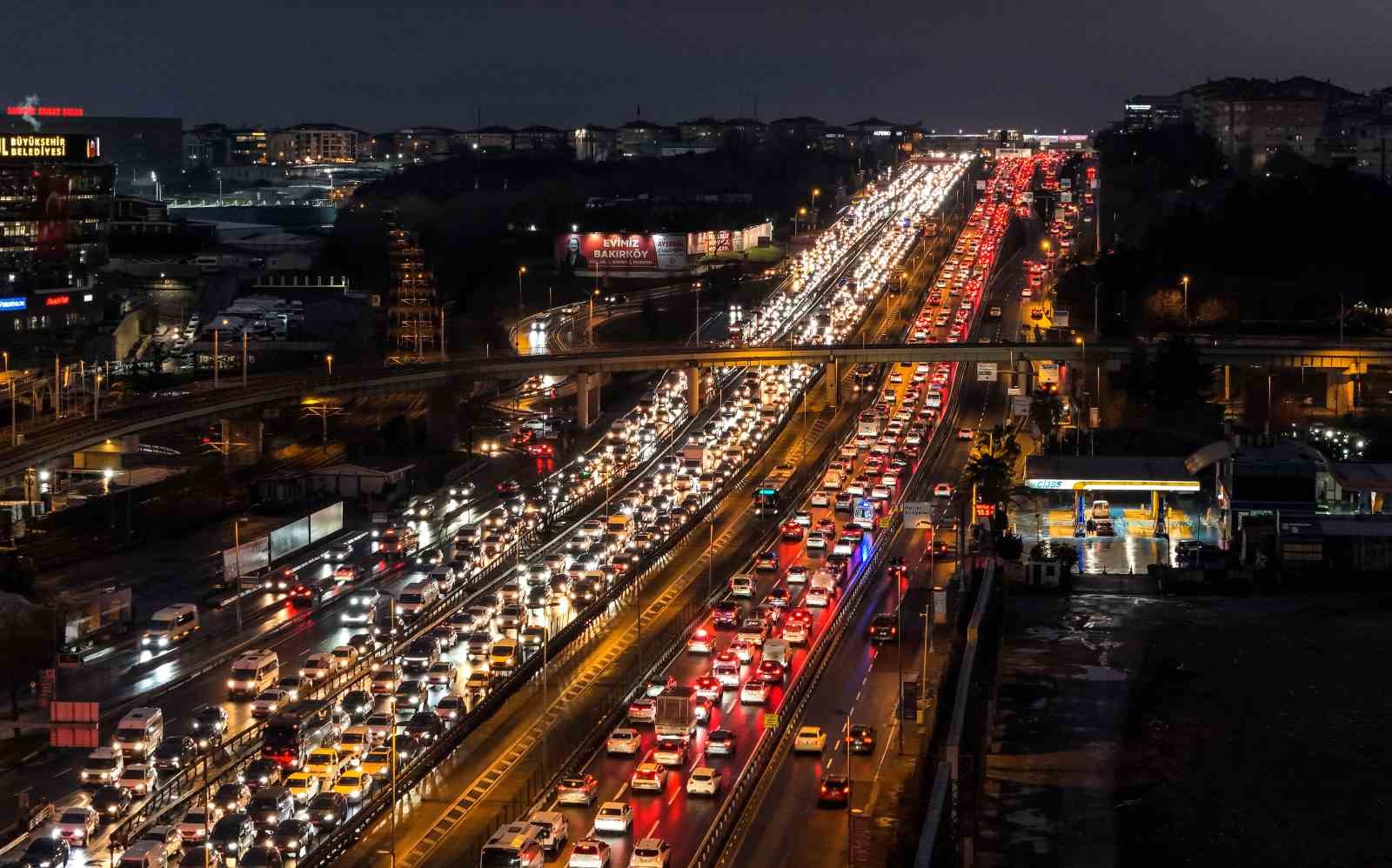 İstanbul trafiği ’ara tatil’ dinlemedi
İstanbul trafiği ’ara tatil’ dinlemedi