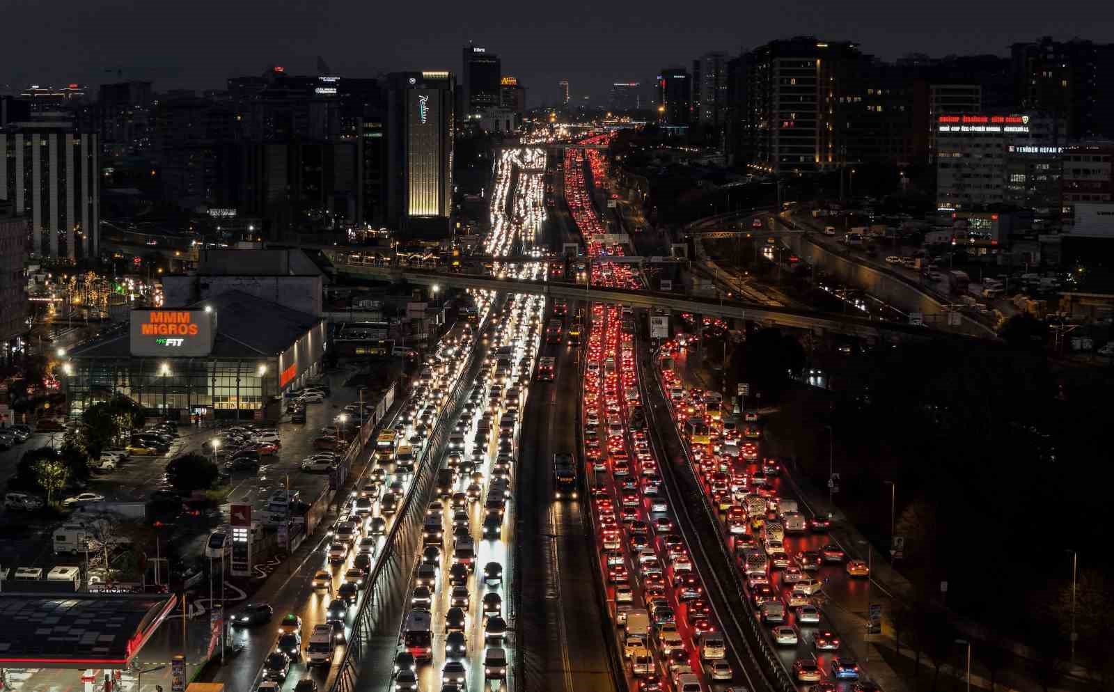 İstanbul trafiği ’ara tatil’ dinlemedi
İstanbul trafiği ’ara tatil’ dinlemedi