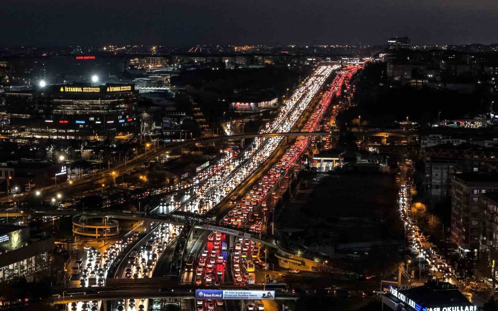İstanbul trafiği ’ara tatil’ dinlemedi
İstanbul trafiği ’ara tatil’ dinlemedi