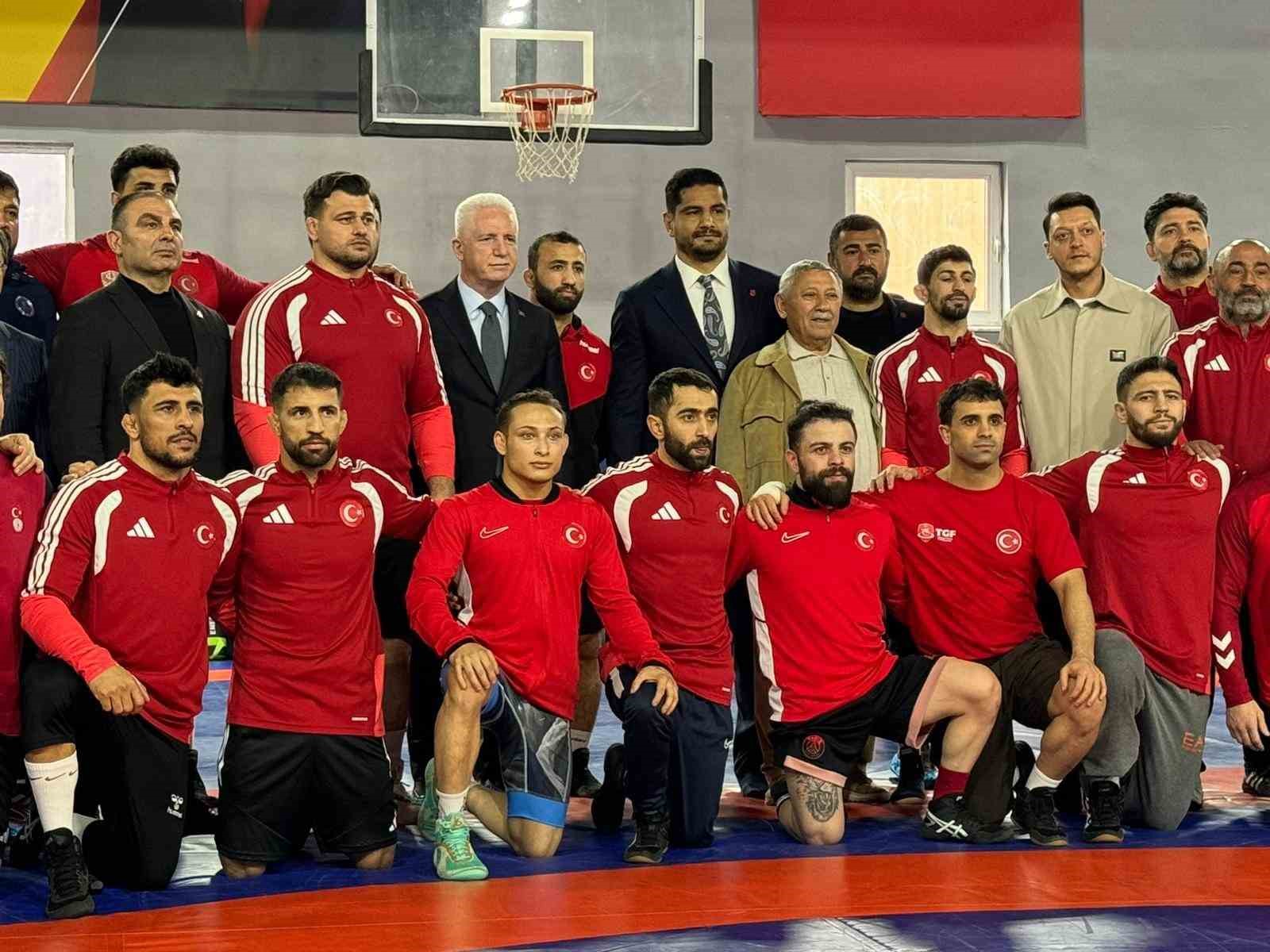 İstanbul Vali Davut Gül, milli güreşçileri ziyaret etti
