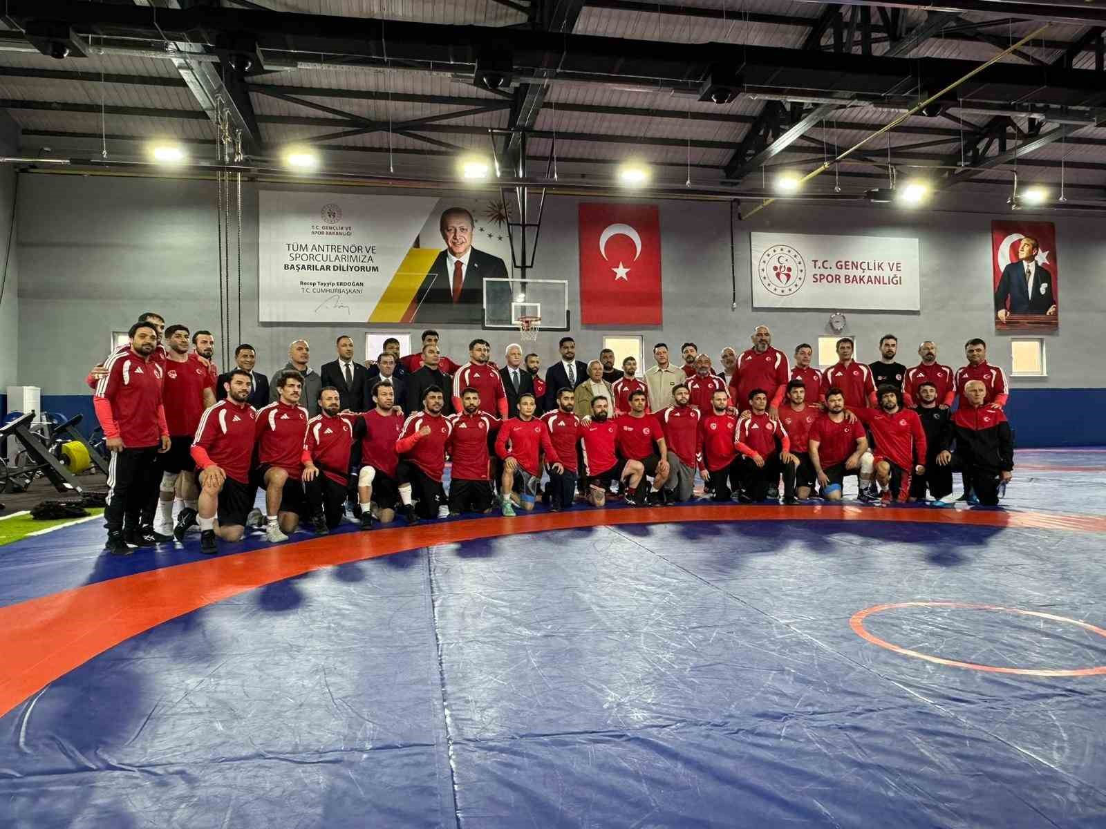 İstanbul Vali Davut Gül, milli güreşçileri ziyaret etti
