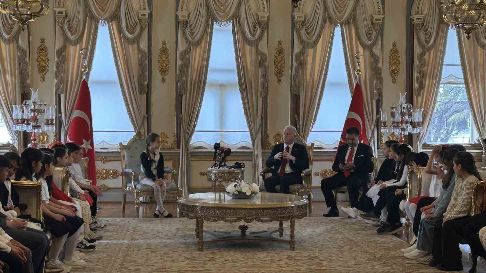 İstanbul Valisi Davut Gül koltuğunu 2’nci sınıfı Asmin Ayşe Aslan’a bıraktı
