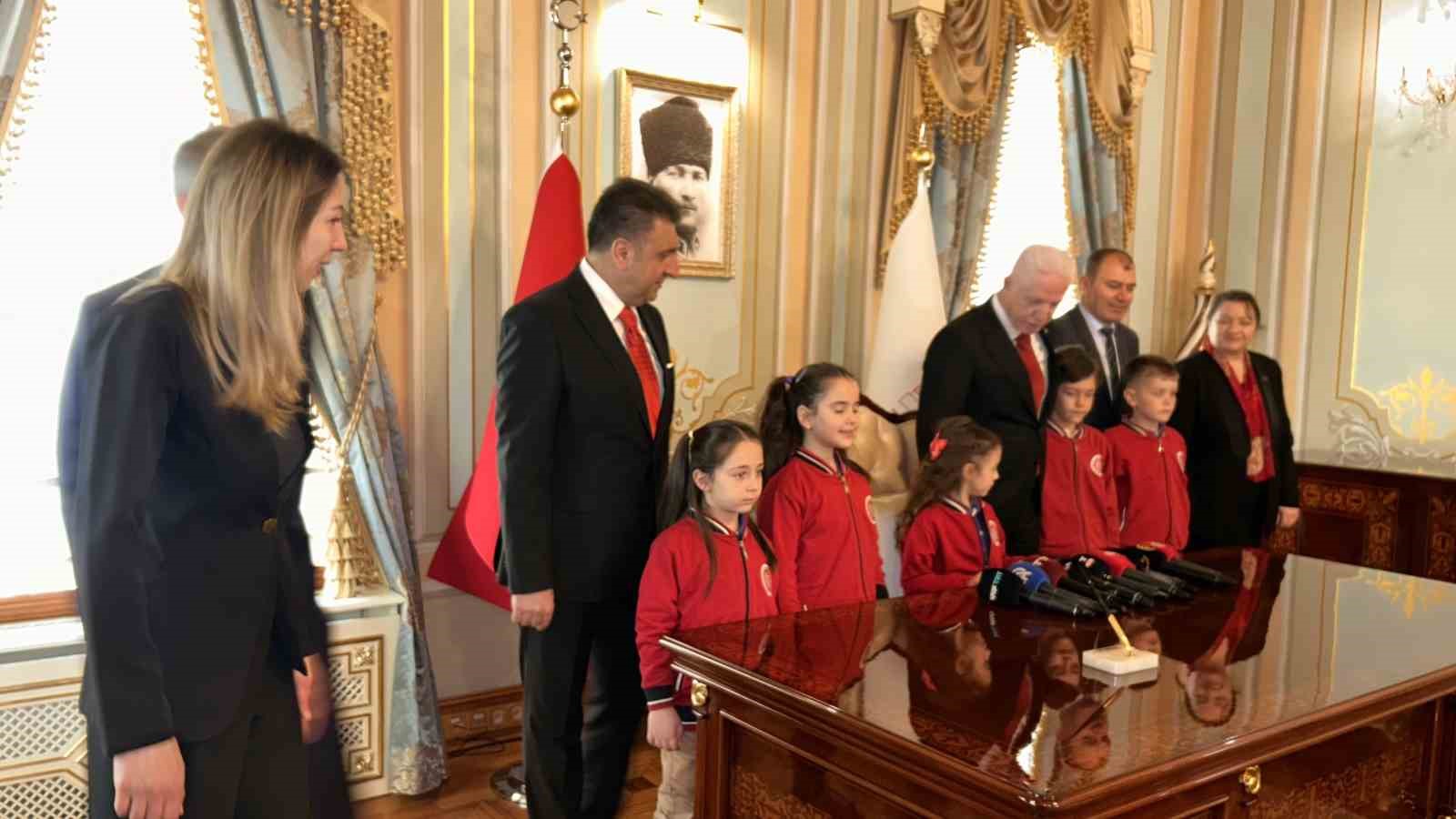 İstanbul Valisi Davut Gül koltuğunu 2’nci sınıfı Asmin Ayşe Aslan’a bıraktı
