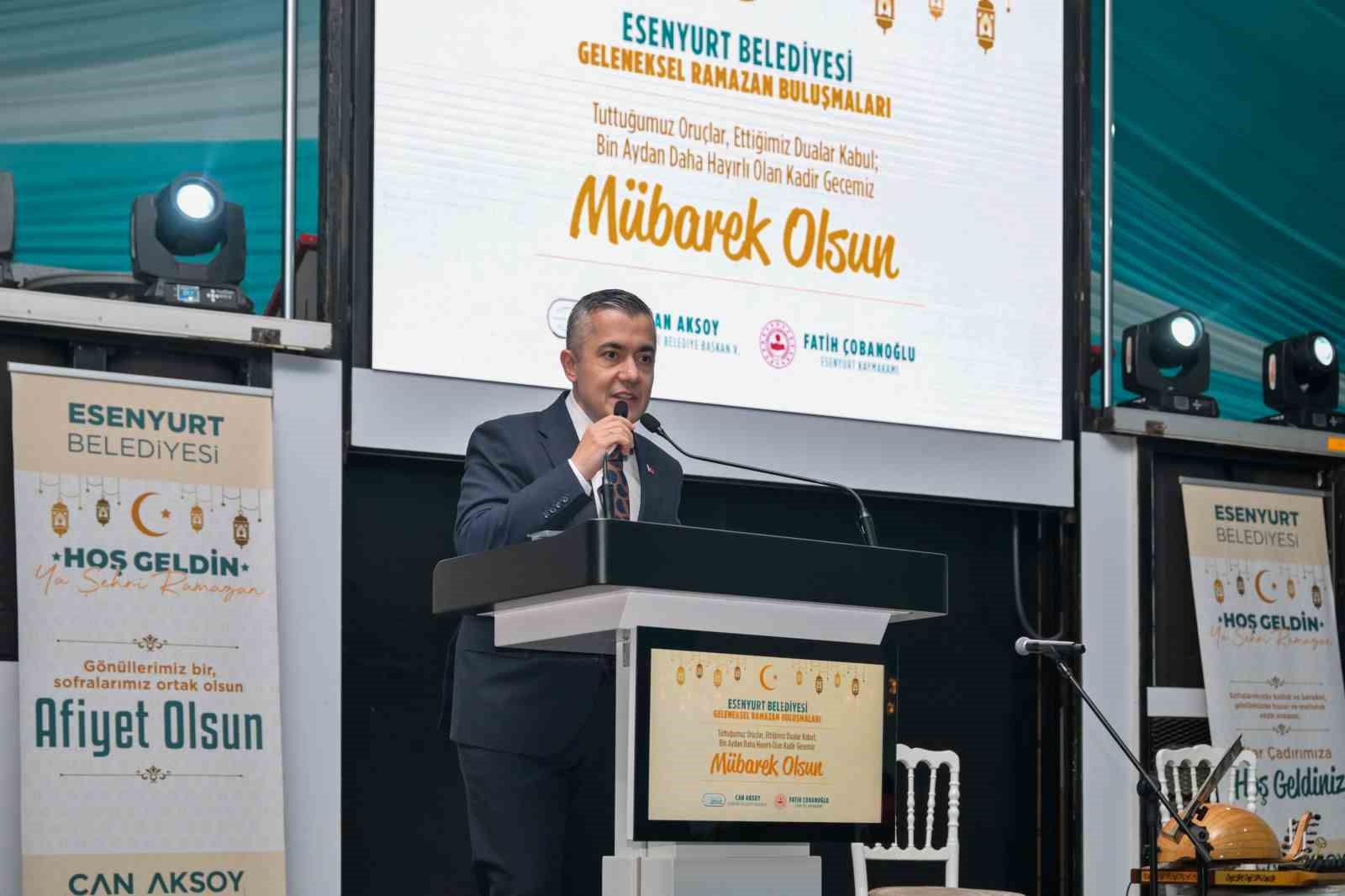 İstanbul Valisi Davut Gül ve Başkan Vekili Aksoy, Kadir Gecesi’nde vatandaşlarla iftar yaptı
