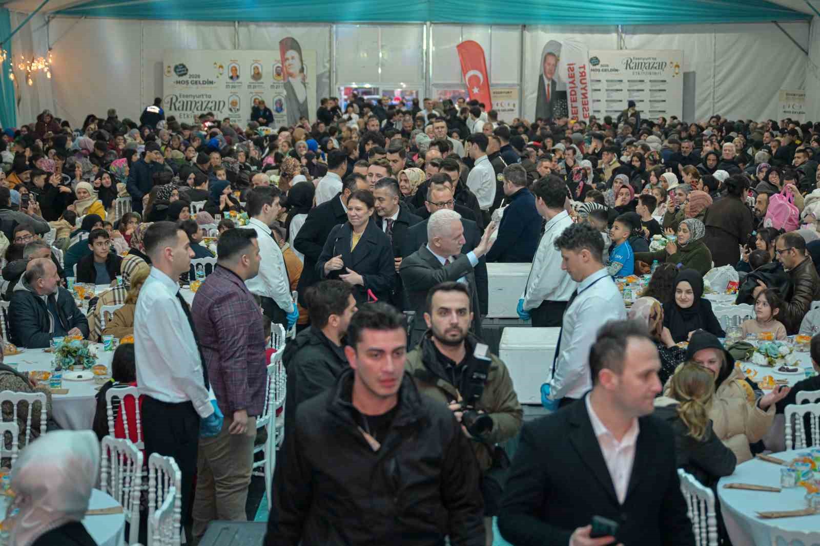 İstanbul Valisi Davut Gül ve Başkan Vekili Aksoy, Kadir Gecesi’nde vatandaşlarla iftar yaptı
