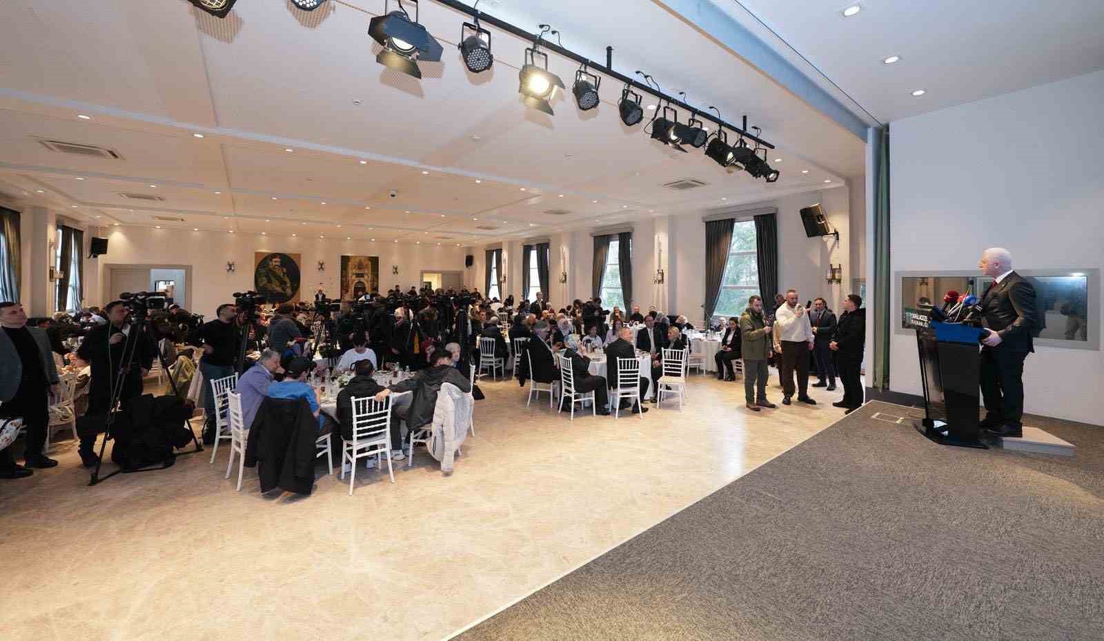 İstanbul Valisi Gül, Darülaceze sakinleriyle bayramlaştı
