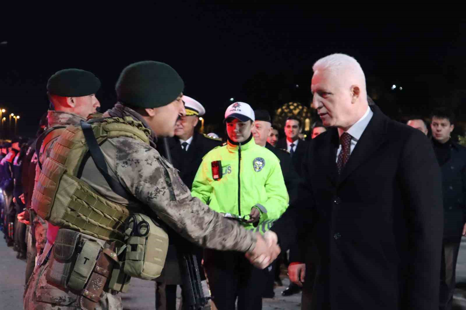 İstanbul Valisi Gül: "Hemşehrilerimizin huzur içinde yeni yıla girmesi için bütün tedbirleri aldık"
