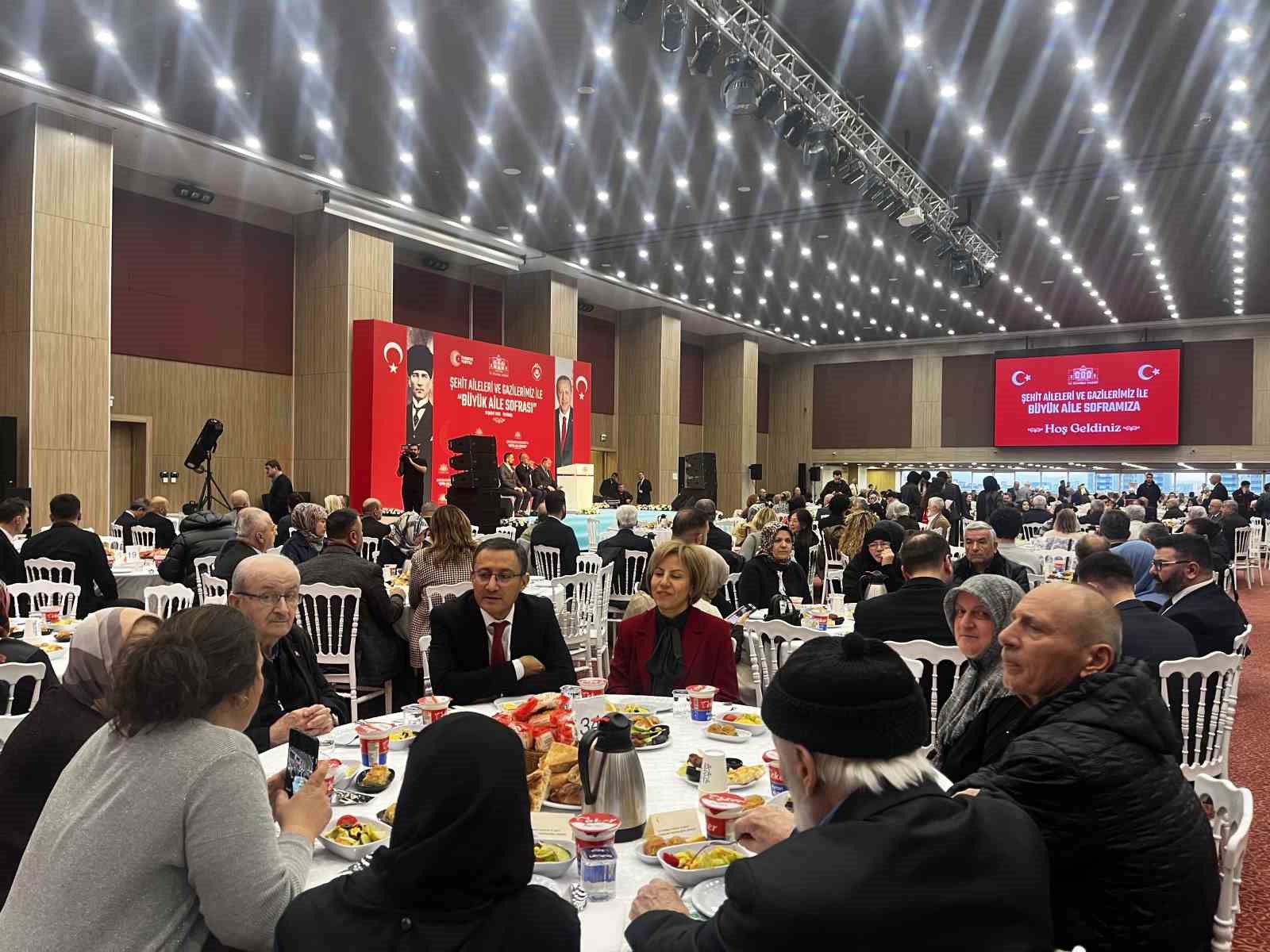 İstanbul Valisi Gül, şehit aileleri ve gazilerle iftarda buluştu
İstanbul Valisi Gül, şehit aileleri ve gazilerle iftarda buluştu